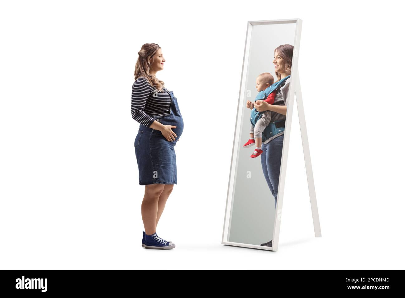 Ganzkörperaufnahme einer Mutter, die ein Baby isoliert auf weißem Hintergrund hält Stockfoto