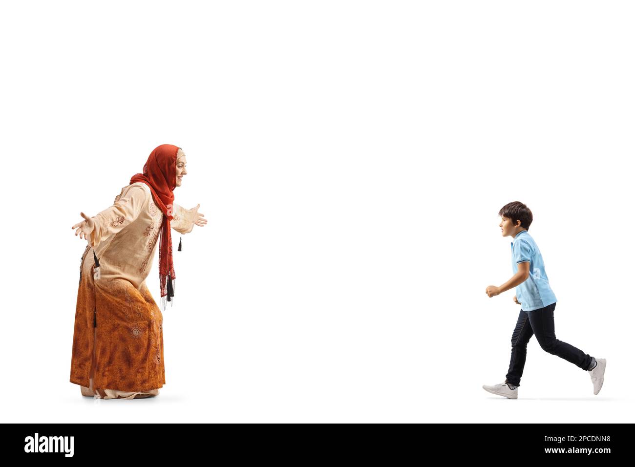 Ein Junge, der eine muslimische Frau umarmt, die einen Hidschab trägt, isoliert auf weißem Hintergrund Stockfoto
