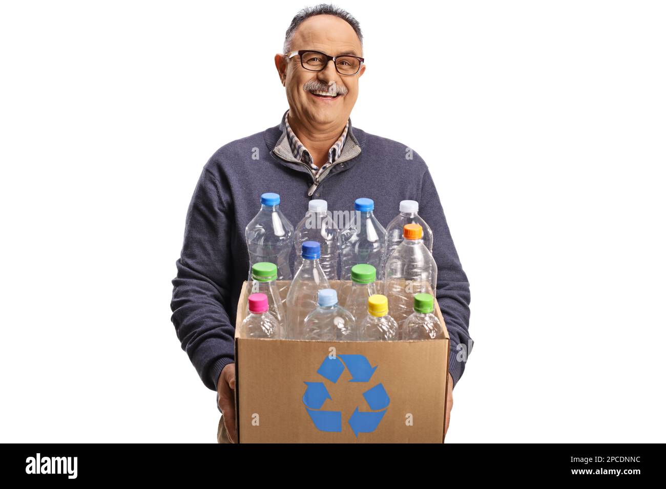 Ein fröhlicher, reifer Mann, der eine Schachtel mit Plastikflaschen für das Recycling hält, isoliert auf weißem Hintergrund Stockfoto