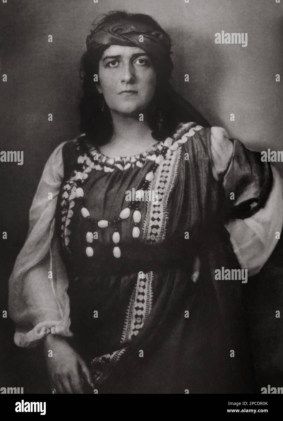 1907 Ca: Der gefeierte deutsche Opernsänger Soprano BERTA MORENA (geb. Berta Meyer 1878 - 1952 ) als Rachel in LA JUIVE von Halevy . - CANTANTE LIRICA - OPERA - MUSICA CLASSICA - klassisch - Portrait - ritratto - Lächeln - sorriso - OPERA LIRICA - Kostüm di scena - Cantante lirica - classica - klassisch - DIVA - DIVINA --- Archivio GBB Stockfoto