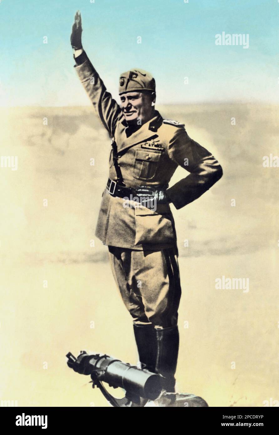 Ca. 1940 , Italien : der italienische Faschist Duce BENITO MUSSOLINI . Das gleiche Foto, das auf dem Mussolini-Grab in san Cassiano di Predappio gezeigt wurde, Forlì - ritratto - Portrait - POLITICA - POLITICO - ITALIA - POLITIC - Portrait - ITALIEN - FASCISMO - FASCHISMUS - FASCISTA - Militäruniform - divisa - uniforme militare - saluto fascista - stivali - Stiefel - Zweiter Weltkrieg - SECONDA GUERRA MONDIALE - 2. - COLOSSEO - ROM - ITALIA - Guanti - Handschuhe --- Archivio GBB Stockfoto