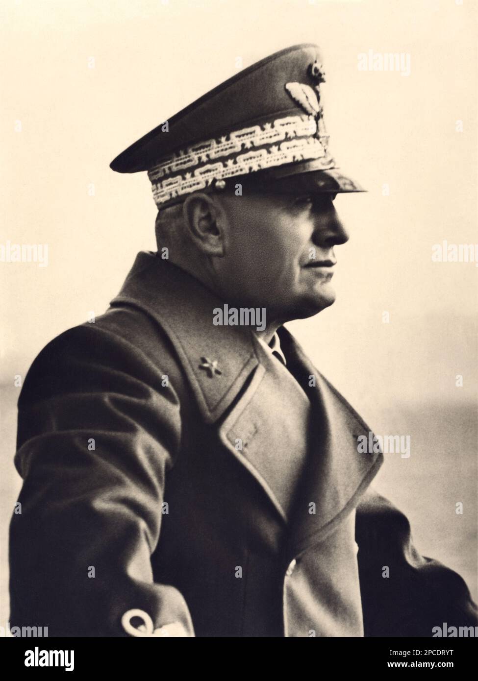 1939 : Der italienische Faschist Duce BENITO MUSSOLINI zum Zeitpunkt der Proklamation des Impero d' Italia - Rituto - Portrait - POLITICA - POLITICA - POLITIC - Portrait - ITALIEN - FASCHISMUS - FASCHISMUS - FASCHISTEN - Militäruniform - Divisa - Uniforme militare - Hut - cappello - CAPPOTTO - PROFILO - PROFIL - ZWEITER WELTKRIEG - SECONDA GUERRA MONDIALE - 2ND - KOLOSSEO - ROM - ITALIA --- ARCHIVIO GBB Stockfoto