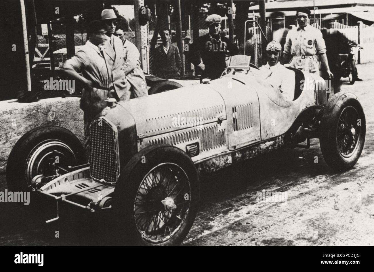 1933 , ITALIEN : MILLE MIGLIA Auto Race , Gewinner TAZIO NUVOLARI ( 1892 - 1953 ) am P3. ALFA ROMEO . Foto von Villa , Monza - SPORT - AUTOMOBILISMO - gara automobilistica - AUTOMOBIL - corsa - AUTO - AUTO - GESCHICHTSFOTO - FOTO STORICA STORICHE - MilleMiglia - Automobilismo - Automobil - Hut - cappello -- Archivio GBB Stockfoto