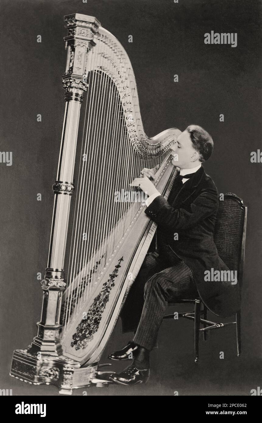 Der italienische Harfenvirtuose ALBERTO SALVI ( 1893 - 1983 ), der als " der größte Harfist der Welt " beschrieben wurde. Er spielte das Instrument im Alter von fünf Jahren in der Harfenfabrik seines Vaters in Venedig. 1914 folgte Alberto Salvi seinem Vater Rodolfo in die Vereinigten Staaten, wo er sofort große Anerkennung und finanziellen Erfolg erhielt. Er spielte überwiegend Solo-Aufführungen aus einem großen Repertoire , das Werke von Couperin , Rameau , Bach , Händel sowie Originalwerke für Harfe von Debussy , Pierné und Ravel enthielt . Er machte viele Aufnahmen und trat auch mit berühmten Sängern wie Caruso auf Stockfoto