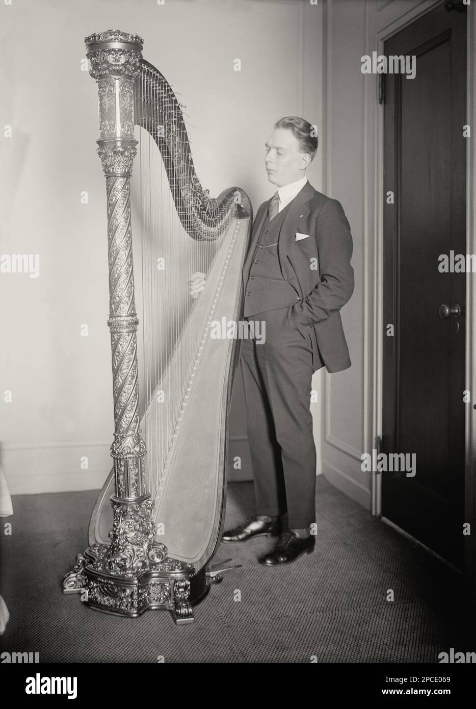 Der italienische Harfenvirtuose ALBERTO SALVI ( 1893 - 1983 ), beschrieben als " der größte Harfenspieler der Welt ". Er spielte das Instrument im Alter von fünf Jahren in der Harfenfabrik seines Vaters in Venedig. 1914 folgte Alberto Salvi seinem Vater Rodolfo in die Vereinigten Staaten, wo er sofort große Anerkennung und finanziellen Erfolg erhielt. Er spielte überwiegend Solo-Aufführungen aus einem großen Repertoire , das Werke von Couperin , Rameau , Bach , Händel sowie Originalwerke für Harfe von Debussy , Pierné und Ravel enthielt . Er machte viele Aufnahmen und trat auch mit berühmten Sängern wie Carus auf Stockfoto