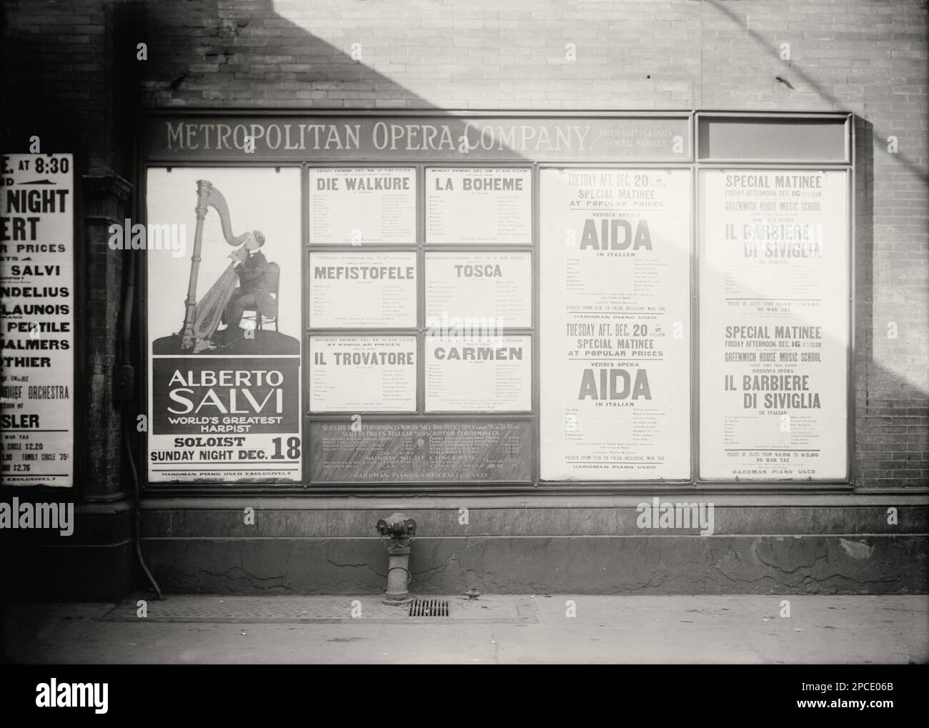 1914 Ca , dezember , New York , USA : der italienische Harfenvirtuose ALBERTO SALVI ( 1893 - 1983 ) , der als " der größte Harfist der Welt " beschrieben wird, Konzerte Posterwerbung bei DER METROPOLITAN OPERA COMPANY durch den italienischen Manager GIULIO GATTI CASAZZA . Gleichzeitig stellen sich die annonces of Show der italienischen Oper baritono AURELIANO PERTILE , FRANCESCA PERALTA, GIUSEPPE DE LUCA , Alice Gentle , Queena Mario , GIOVANNI MARTINELLI , BENIAMINO GIGLI und GERALDINE FARRAR in CARMEN von Bizet , IL TROVATORE von Giuseppe Verdi , IL BARBIERE DI SIVIGLIA von Rossini, AIDA von Giuseppe Verdi, LA BOHEME von Giacomo Stockfoto