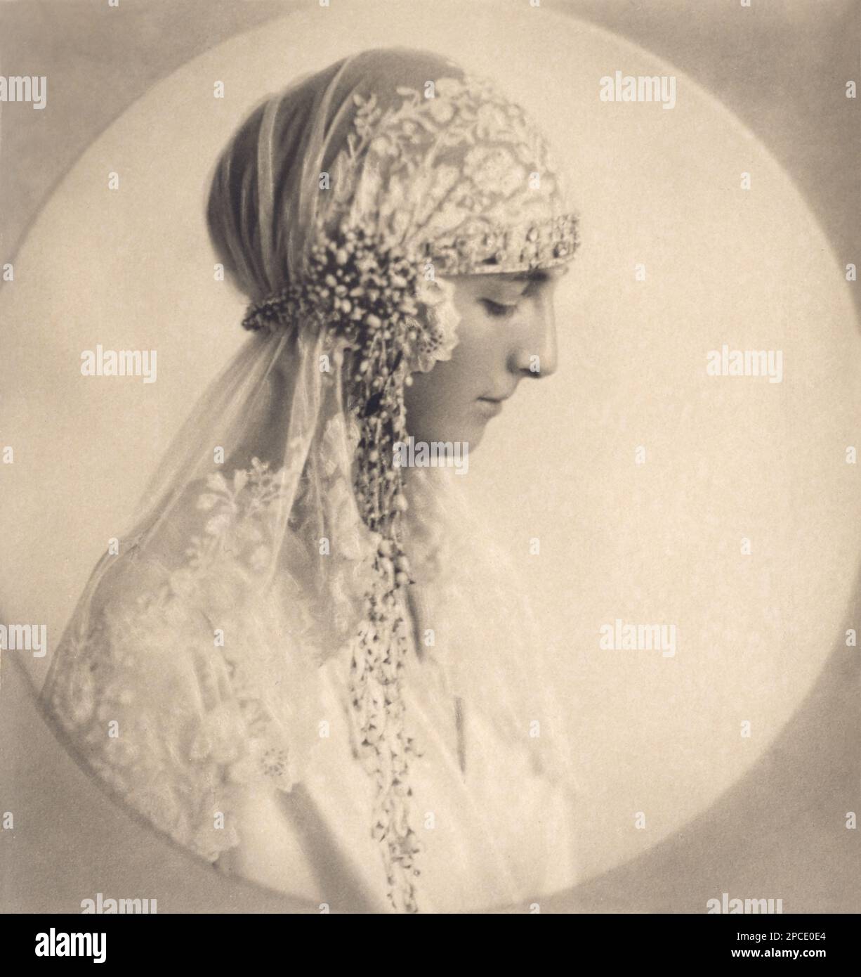 1927 Ca : die französische Prinzessin ANNA di FRANCIA Duchessa d' Aosta DUCHESSA DELLE PUGLIE ( Anne d' Orleans - 1906 - 1986 ) , Foto von Eva Barrett , Roma . Auf diesem Foto , das für die Hochzeit im Jahr 1927 mit dem italienischen Prinzen AMEDEO DUCA DELLE PUGLIE e DUCA D' AOSTA ( 1898 - 1942 ) Vicere' d' Etiopia ab 1937 gekleidet ist . Amedeo war der Sohn von Helene von Orleans ( Duchessa ELENA di SAVOIA AOSTA , 1871 - 1951 ) und heiratete 1895 mit dem italienischen Prinzen EMANUELE FILIBERTO SAVOIA - AOSTA DUCA DELLE PUGLIE und DUCA D' AOSTA ( 1869 - 1931 ) . - ITALIA - CASA SAVOIA - REALI - NOBILTÀ ITALIANA - SAVOY - ADEL - ROYAL Stockfoto