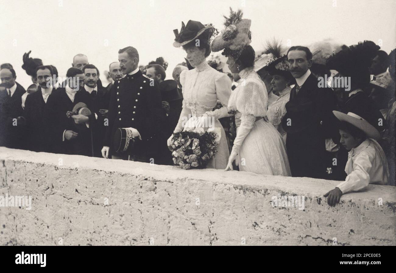 1900 Ca, ITALIEN : die französische Prinzessin Helene von Orleans ( Duchessa ELENA di SAVOIA AOSTA , 1871 - 1951 ) mit Ehemann , der italienische Prinz EMANUELE FILIBERTO SAVOIA - AOSTA DUCA DELLE PUGLIE und DUCA D'AOSTA ( 1869 - 1931 ) . Foto von Romano . Eltern von zwei Söhnen : AMEDEO DUCA DELLE PUGLIE e DUCA D' AOSTA ( 1898 - 1942 ) Vicerè d' Etiopia aus dem Jahr 1937 , verheiratet im Jahr 1927 mit Anne d' Orléans ( 1906 - 1986 ) und AIMONE DUCA DI SPOLETO e DUCA D' AOSTA , König von Kroatien im Jahr 1941 , verheiratet mit Irene von Griechenland ( 1904 - 1974 ) im Jahr 1939 - ITALIA - CASA SAVOIA - REALI - Nobiltà ITALIANA - SAVOY - ADEL - Stockfoto