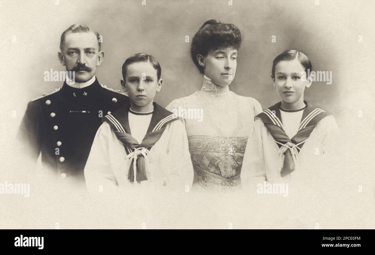 1910 Ca, ITALIEN : die französische Prinzessin Helene von Orleans ( Duchessa ELENA di SAVOIA AOSTA , 1871 - 1951 ) mit Ehemann , der italienische Prinz EMANUELE FILIBERTO SAVOIA - AOSTA DUCA DELLE PUGLIE und DUCA D' AOSTA ( 1869 - 1931 ) . Auf diesem Foto mit den beiden Söhnen : AMEDEO DUCA DELLE PUGLIE e DUCA D' AOSTA ( 1898 - 1942 ) Vicere' d' Etiopia von 1937 , verheiratet 1927 mit Anne d' Orléans ( 1906 - 1986 ) und AIMONE DUCA DI SPOLETO e DUCA D' AOSTA , König von Kroatien 1941 , verheiratet mit Irene von Griechenland ( 1904 - 1974 ) 1939 - ITALIA - CASA SAVOIA - REALI - Nobiltà ITALIANA - SAVOY - ADEL - ROYA Stockfoto