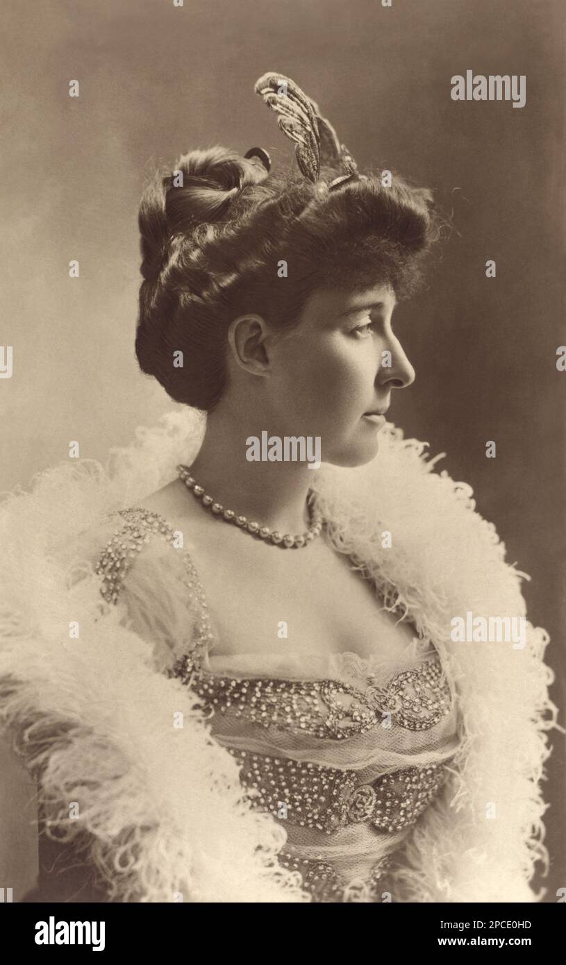 1895 Ca : die französische Prinzessin Helene von Orleans von Frankreich ( Duchessa ELENA di FRANCIA SAVOIA AOSTA , 1871 - 1951 ), Foto von Comoletti . Verheiratet im Jahr 1895 mit dem italienischen Prinzen EMANUELE FILIBERTO SAVOIA - AOSTA DUCA DELLE PUGLIE und DUCA D' AOSTA ( 1869 - 1931 ) . Mutter die beiden Söhne : AMEDEO DUCA DELLE PUGLIE e DUCA D' AOSTA ( 1898 - 1942 ) Vicere' d' Etiopia von 1937 , verheiratet 1927 mit Anne d' Orleans ( 1906 - 1986 ) und AIMONE DUCA DI SPOLETO e DUCA D' AOSTA , König von Kroatien im Jahr 1941 , verheiratet mit Irene von Griechenland ( 1904 - 1974 ) im Jahr 1939 - ITALIA - CASA SAVOIA - REALI - Nobiltà ITALIENER Stockfoto
