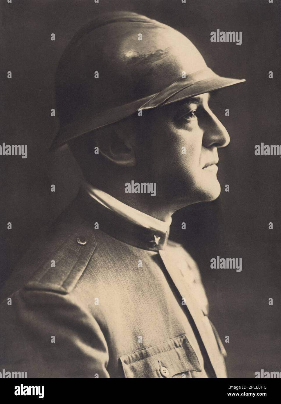 1925 Ca, ITALIEN : der Comandante della IIa Armata italienische Prinz EMANUELE FILIBERTO SAVOIA - AOSTA DUCA DELLE PUGLIE und DUCA D' AOSTA ( 1869 - 1931 ) . Foto von R. Scoffone , Turin . Verheiratet mit der französischen Prinzessin Helene von Orleans ( Duchessa ELENA di SAVOIA AOSTA , 1871 - 1951 ), haben zwei Söhne : AMEDEO DUCA DELLE PUGLIE e DUCA D' AOSTA ( 1898 - 1942 ) Vicere' d' Etiopia ab 1937, verheiratet 1927 mit Anne d' Orléans ( 1906 - 1986 ) und AIMONE DUCA DI SPOLETO e DUCA D' AOSTA , König von Kroatien im Jahr 1941 , verheiratet mit Irene von Griechenland ( 1904 - 1974 ) im Jahr 1939 - ITALIA - CASA SAVOIA - REALI - Nobi Stockfoto