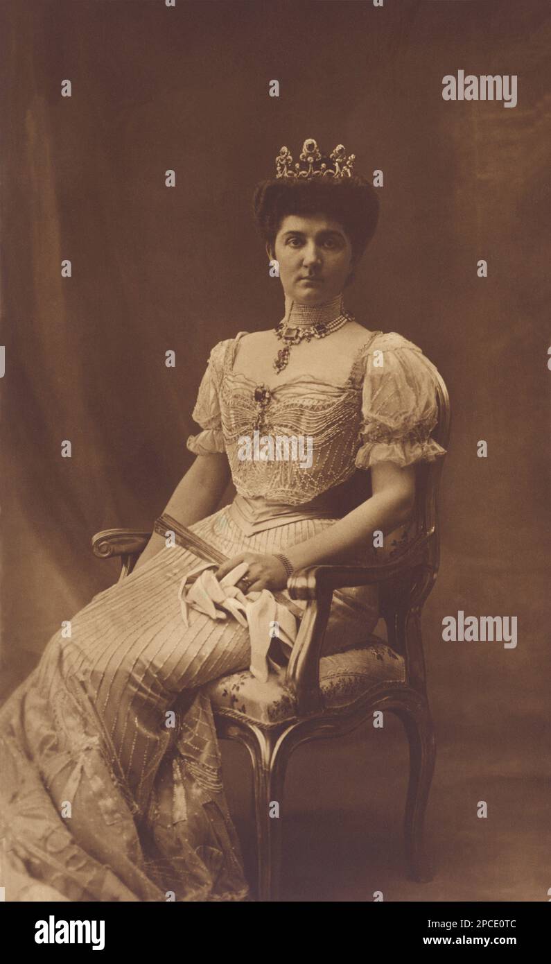 Ca. 1909 , Italien : die Königin von Italien ELENA ( Helene von Montenegro , 1873 - 1952 ) im offiziellen Porträt , Foto von G. COMOLETTI ( ex Guigoni e Bossi - MAILAND , C.so V.Emanuele 13 ) - CASA SAVOIA - ITALIA - REALI - Nobiltà ITALIANA - ADEL - KÖNIGE - GESCHICHTE - FOTO STORICHE - gioiello - gioielli - Juwelen - Schmuck - collana di perle - Perlenkette - Halslinie - Decollete' - pizzo - Spitze - BELLE EPOQUE - Chignon - Krone - corona - Diadema - Collier - diamanti - Diamante - Diamanten - Fan - Ventaglio - pizzo - Spitze --- Archivio GBB Stockfoto