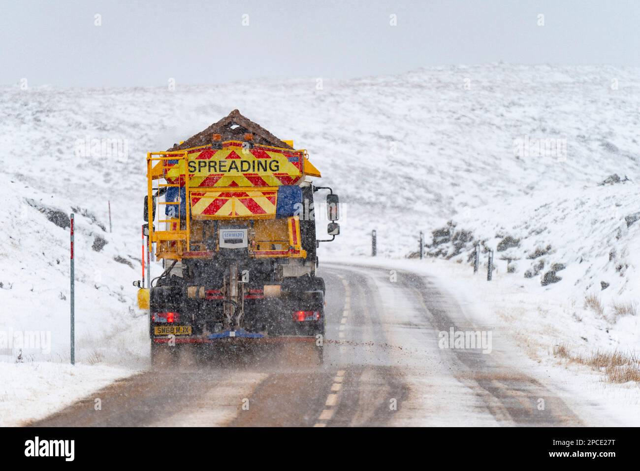 Dundonnell, Ross und Cromarty, Schottland, Großbritannien. 13. März 2023 Schneepflug auf der A832 in Dundonnell, Teil der North Coast 500 Route, in der Nähe von Ullapoo Stockfoto