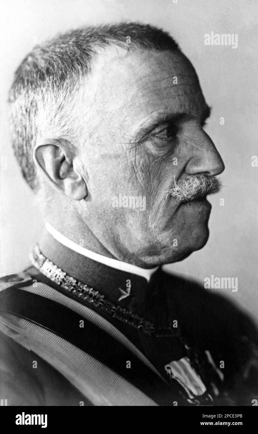 1940 Ca, ITALIEN : der italienische König VITTORIO EMANUELE III di SAVOIA ( 1869 - 1947 ). - Italien - ITALIA - CASA SAVOIA - REALI - Nobiltà ITALIANA - SAVOY - ADEL - KÖNIGE - GESCHICHTE - FOTOSTORICHE - Könige - nobili - Nobiltà - Portrait - ritratto - baffi - Schnurrbart - Militäruniform - divisa uniforme militare - profilo - Profil - baffi - Schnurrbart - KÖNIG - RE --- Archivio GBB Stockfoto