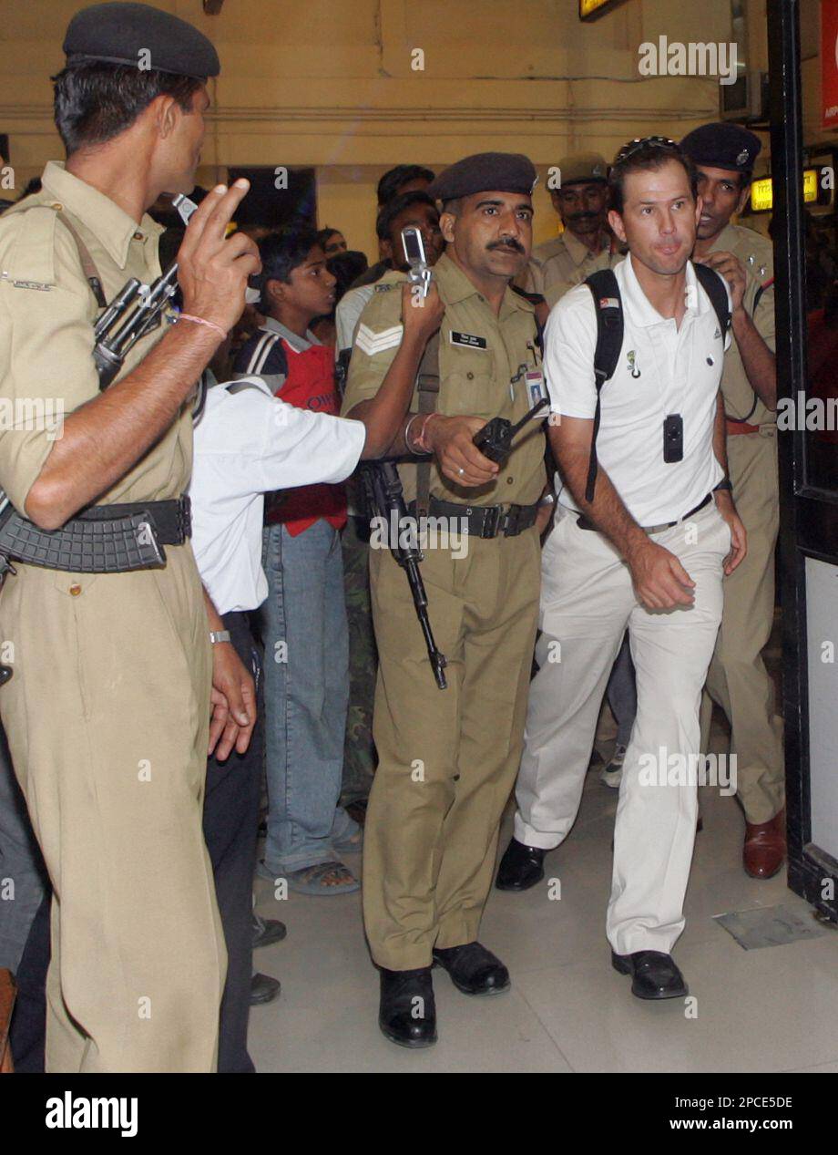Australia's Ricky Ponting makes his way through exit gate of Sanganer Airport in Jaipur, India, Thursday, Oct. 19, 2006. Australia will play one day international cricket match against England for the ICC Champions Trophy on Oct 21. (AP Photo/Aman Sharma) Stockfoto