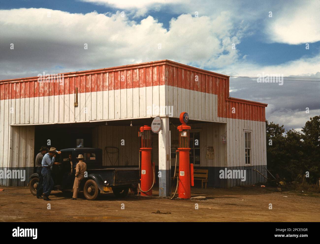 1940 , oktober , New Mexico , USA : Tankstelle und Garage in Pie Town , New Mexico . Foto von american Russell LEE ( geboren 1903 ) für die UniRed erklärte USA Office of war Information - Fotograf .- VEREINIGTE STAATEN - FOTO STORICHE - GESCHICHTE - GEOGRAFIA - GEOGRAFIE - AGRICOLTURA - AGRICOLTORI - STAZIONE DI SERVIZIO - ALLEVATORI di BOVINI - Cowboy - CONTADINI - Vieh - ANNI QUARANTA - 1940 - 40 - 40 - Campagna - Country - VERTRIEBSPARTNER POMPE DI BENZINA - Carburante - OFFICINA RIPARAZIONE MECCANICA - AUTOMOBIL - AUTO - Auto - furgone - Camion - VERTEILER VON ZAPFSÄULEN - Kraftstoff - AUS Stockfoto