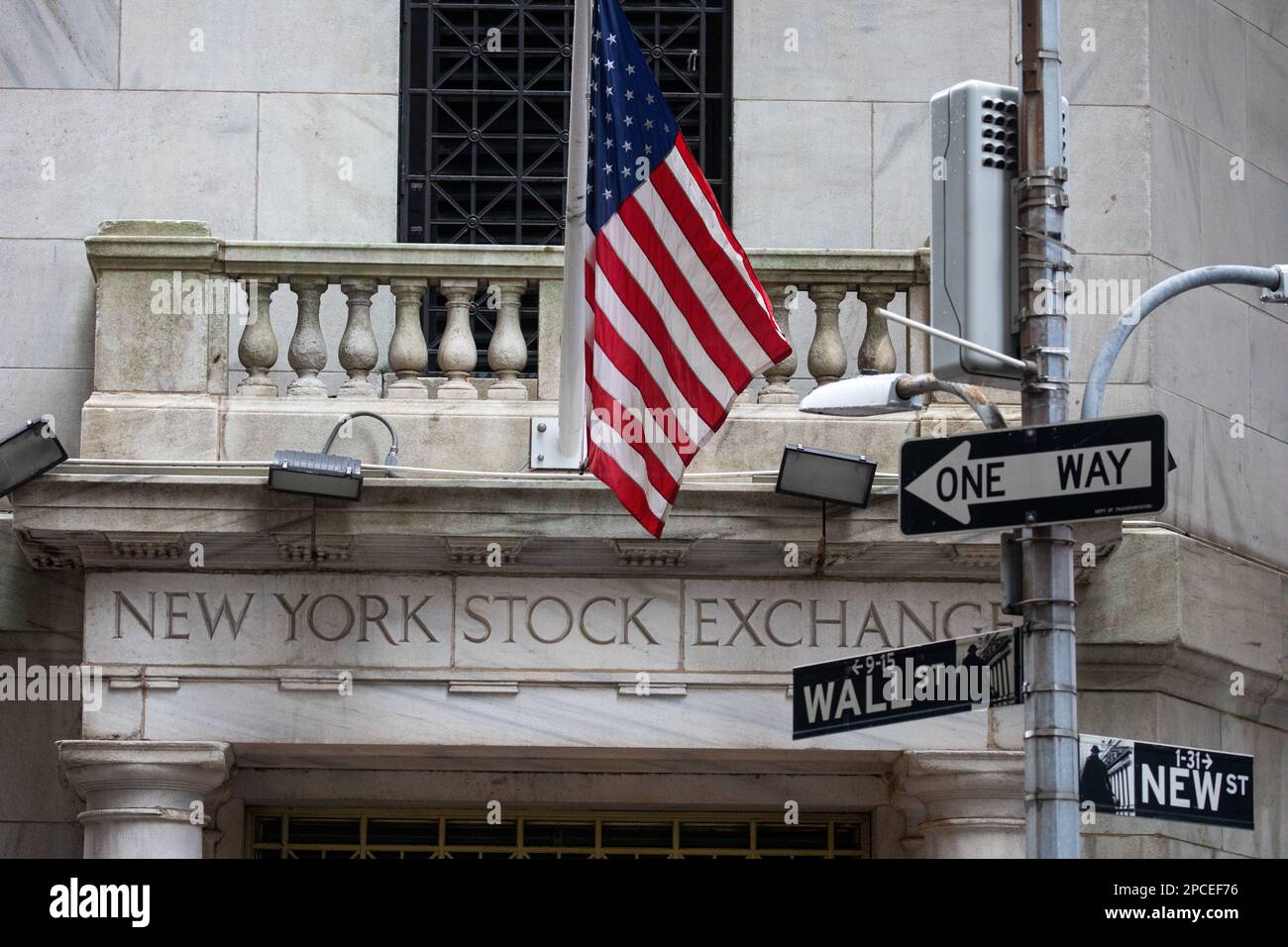 New York, USA. 13. März 2023. Das Foto wurde am 13. März 2023 aufgenommen und zeigt die New York Stock Exchange (NYSE) in New York, USA. Die US-Aktien wurden am Montag gemischt. Der Dow sank um 0,28 Prozent auf 31.819,14, und der S&P 500 sank um 0,15 Prozent auf 3.855,76, während der Nasdaq um 0,45 Prozent auf 11.188,84 stieg. Kredit: Michael Nagle/Xinhua/Alamy Live News Stockfoto