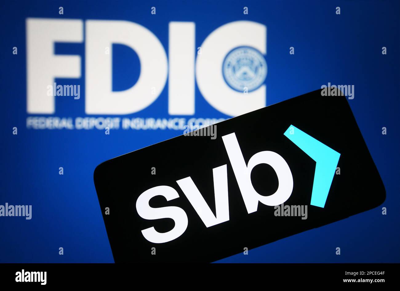 In dieser Fotoabbildung ist das Silicon Valley Bank (SVB) Logo auf einem Smartphone und das Federal Deposit Insurance Corporation (FDIC) Logo im Hintergrund zu sehen. Stockfoto