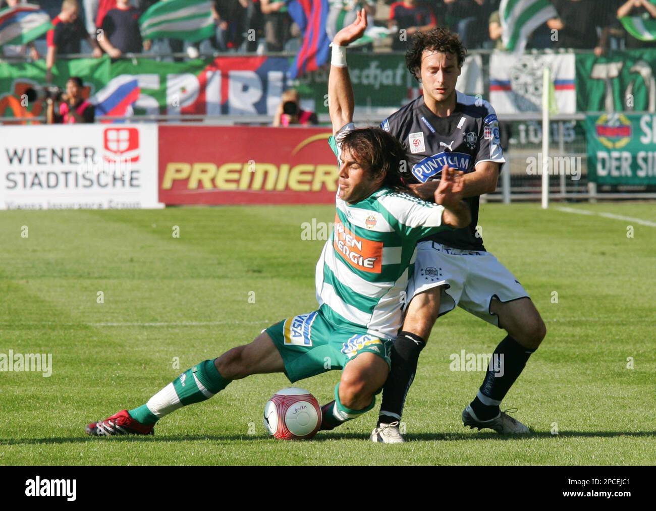 Mate Bilic von Rapid und Klaus Salmutter von Sturm, rechts, kaempfen am