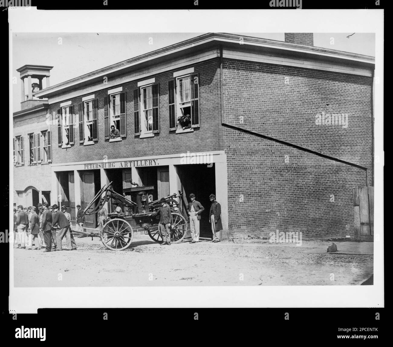 Die Soldaten der Union ziehen ein Feuerwehrauto aus einer Garage, die als Petersburg-Artillerie bezeichnet wird. Titel von Element. Feuerwehrfahrzeuge und -Ausrüstung, Virginia, Richmond, 1860-1870, USA, History, Civil war, 1861-1865, Equipment & Supplies, USA, Geschichte, Bürgerkrieg, 1861-1865, Militärpersonal, Union. Stockfoto