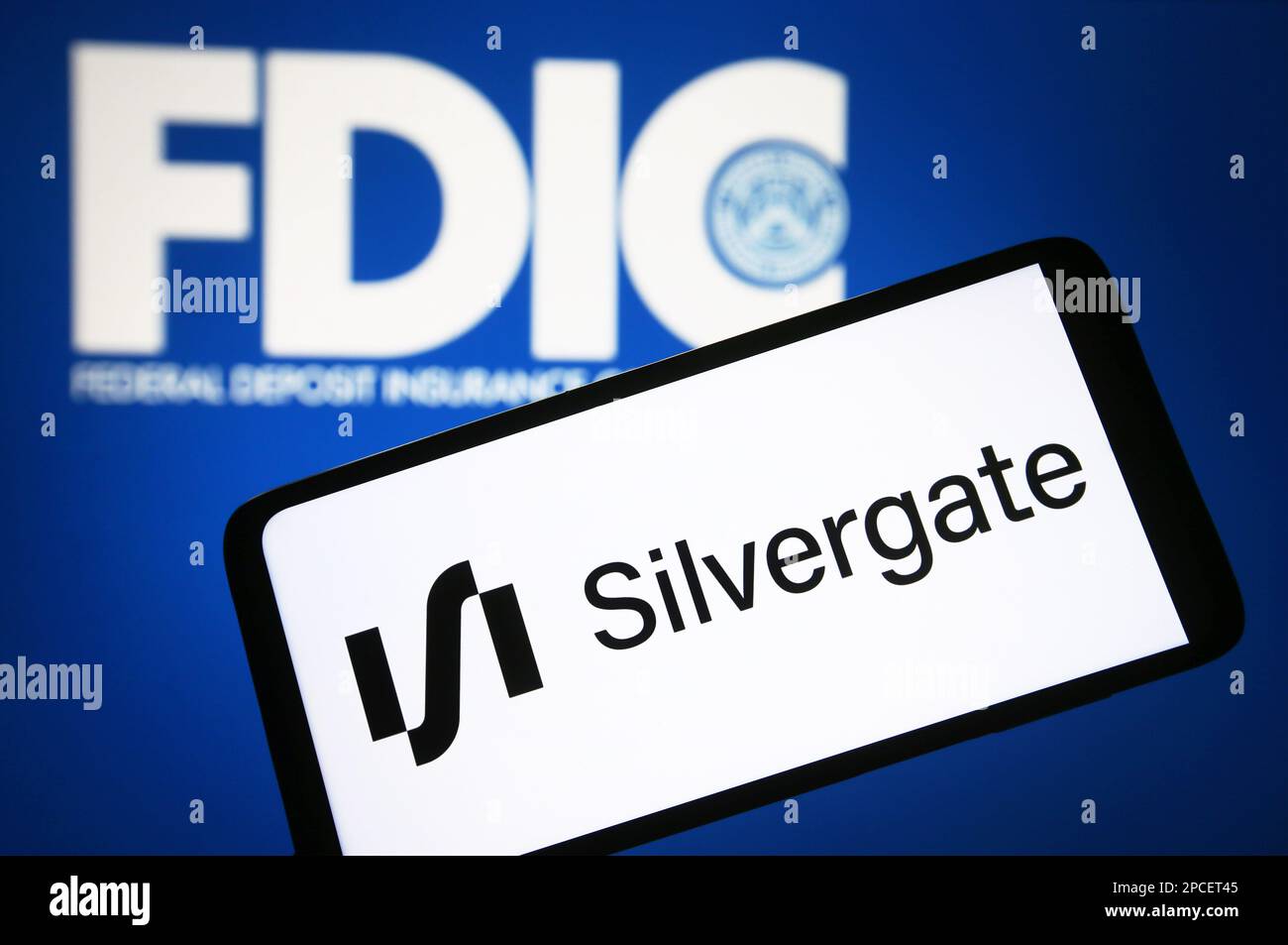 Ukraine. 13. März 2023. In dieser Fotoabbildung ist das Silvergate Bank Logo auf einem Smartphone und das Federal Deposit Insurance Corporation (FDIC) Logo im Hintergrund zu sehen. (Kreditbild: © Pavlo Gonchar/SOPA Images via ZUMA Press Wire) NUR REDAKTIONELLE VERWENDUNG! Nicht für den kommerziellen GEBRAUCH! Stockfoto
