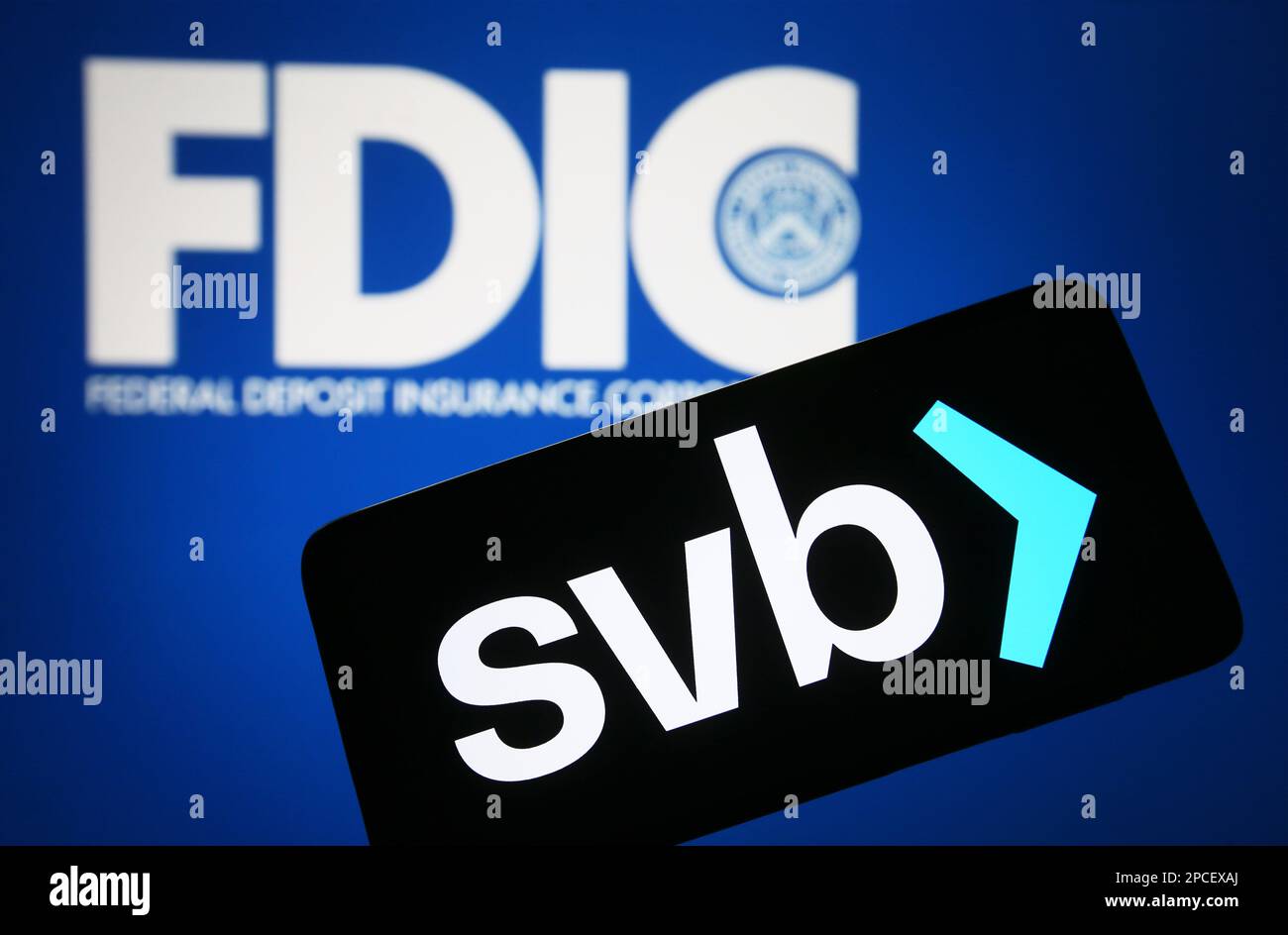Ukraine. 13. März 2023. In dieser Fotoabbildung ist das Silicon Valley Bank (SVB) Logo auf einem Smartphone und das Federal Deposit Insurance Corporation (FDIC) Logo im Hintergrund zu sehen. (Kreditbild: © Pavlo Gonchar/SOPA Images via ZUMA Press Wire) NUR REDAKTIONELLE VERWENDUNG! Nicht für den kommerziellen GEBRAUCH! Stockfoto