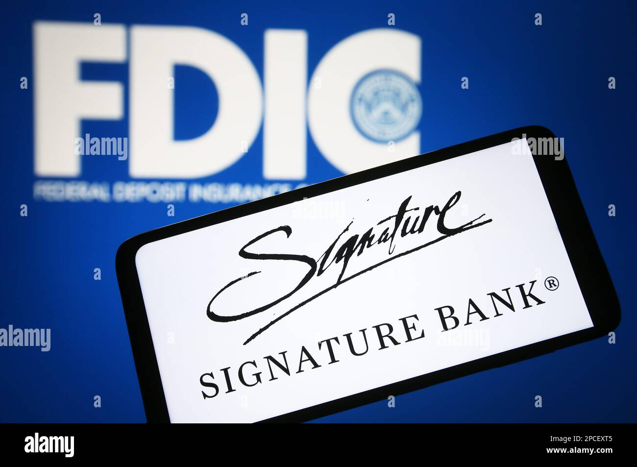 Ukraine. 13. März 2023. In dieser Abbildung ist das Logo der Signature Bank auf einem Smartphone und das Logo der Federal Deposit Insurance Corporation (FDIC) im Hintergrund zu sehen. (Kreditbild: © Pavlo Gonchar/SOPA Images via ZUMA Press Wire) NUR REDAKTIONELLE VERWENDUNG! Nicht für den kommerziellen GEBRAUCH! Stockfoto