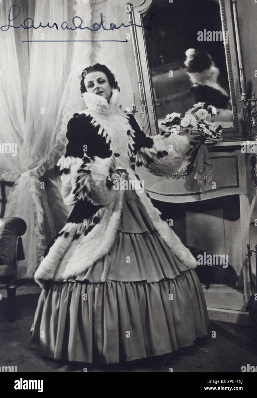 1948 Ca : die italienische Theaterdarstellerin LAURA ADANI ( 1913 - 1996 ) in der Rolle VON LA DAME AUX CAMELIAS ( Margherita Gauthier - LA SIGNORA DELLE CAMELIE ) von Dumas . Die Kurtisane MARIE DUPLESSIS , geboren als Alphonsine Rose Plessis und nach Comtesse de Perregaux ( Nonant-le-Pin 1824 - Paris 1847 ) , war das Vorbild des Schriftstellers ALEXANDRE DUMAS Fils ( 1824 - 1895 ) für die Rolle von Marguerite Gautier und feierte den Roman " La dame aux camelias " ( Camille oder die Frau der Camellias, La Signora dalle camelie , 1848) und nach dem Meisterwerk der Oper LA TRAVIATA ( 1853 ) von Giuseppe VERDI mit dem Protag Stockfoto