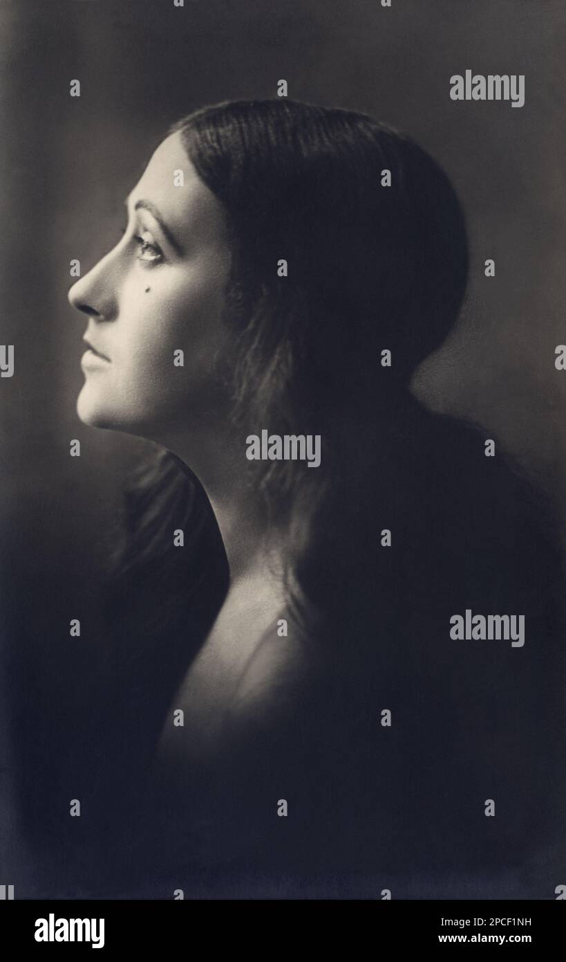 1925 Ca , ITALIEN : die italienische Stummfilmdarstellerin ITALIA ALMIRANTE MANZINI ( 1890 - 1941), Foto von Scoffone - CINEMA MUTO - DIVA - DIVINA - VAMP - profilo - Profil ----- Archivio GBB Stockfoto