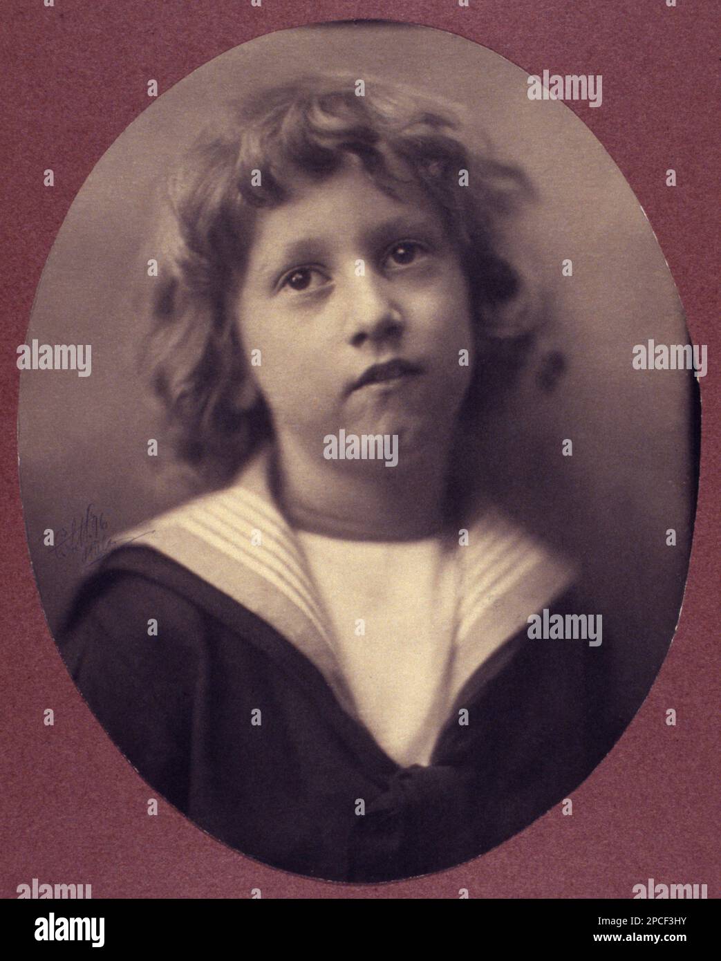 1896 , USA : ein Kind , das wie ein kleiner Seemann angezogen ist . Foto des amerikanischen Bildfotografen CLAYTON STONE ( C.S.) HARRIS - FOTO STORICHE - GESCHICHTSFOTOS - KRAGEN - COLLETTO - MARINARETTO - VESTITO ALLA MARINARA - - BAMBINO - BAMBINI - KINDER - BABY - BELLE EPOQUE - FOTO PITTORIALISTA - MODE - MODA - STORIA DELLA FOTOGRAFIA ---- Archivio GBB Stockfoto