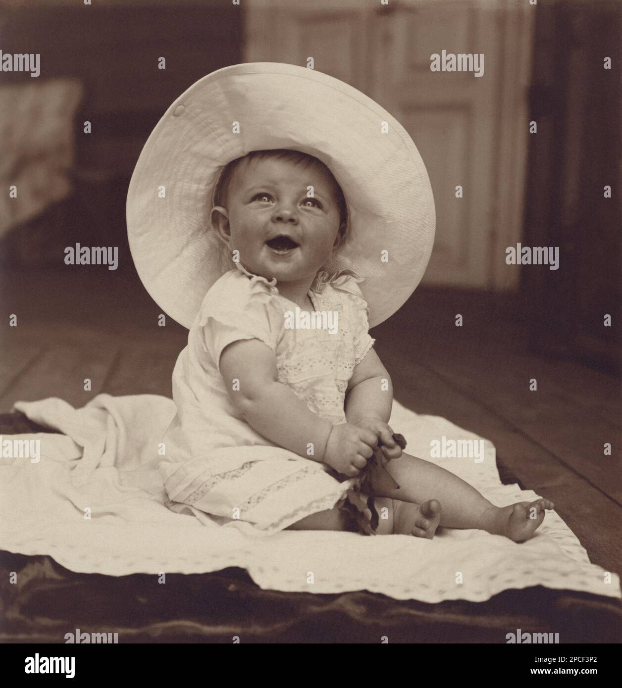 1905 Ca , RUSSLAND : Ein kleines Kind auf dem Teppich - Hut - cappello - Lächeln - sorriso - Bebé - Baby - FOTO STORICHE - GESCHICHTSFOTOS - - BAMBINO - BAMBINI - KINDER - BABY - KINDHEIT - BELLE EPOQUE - ------ Archivio GBB Stockfoto