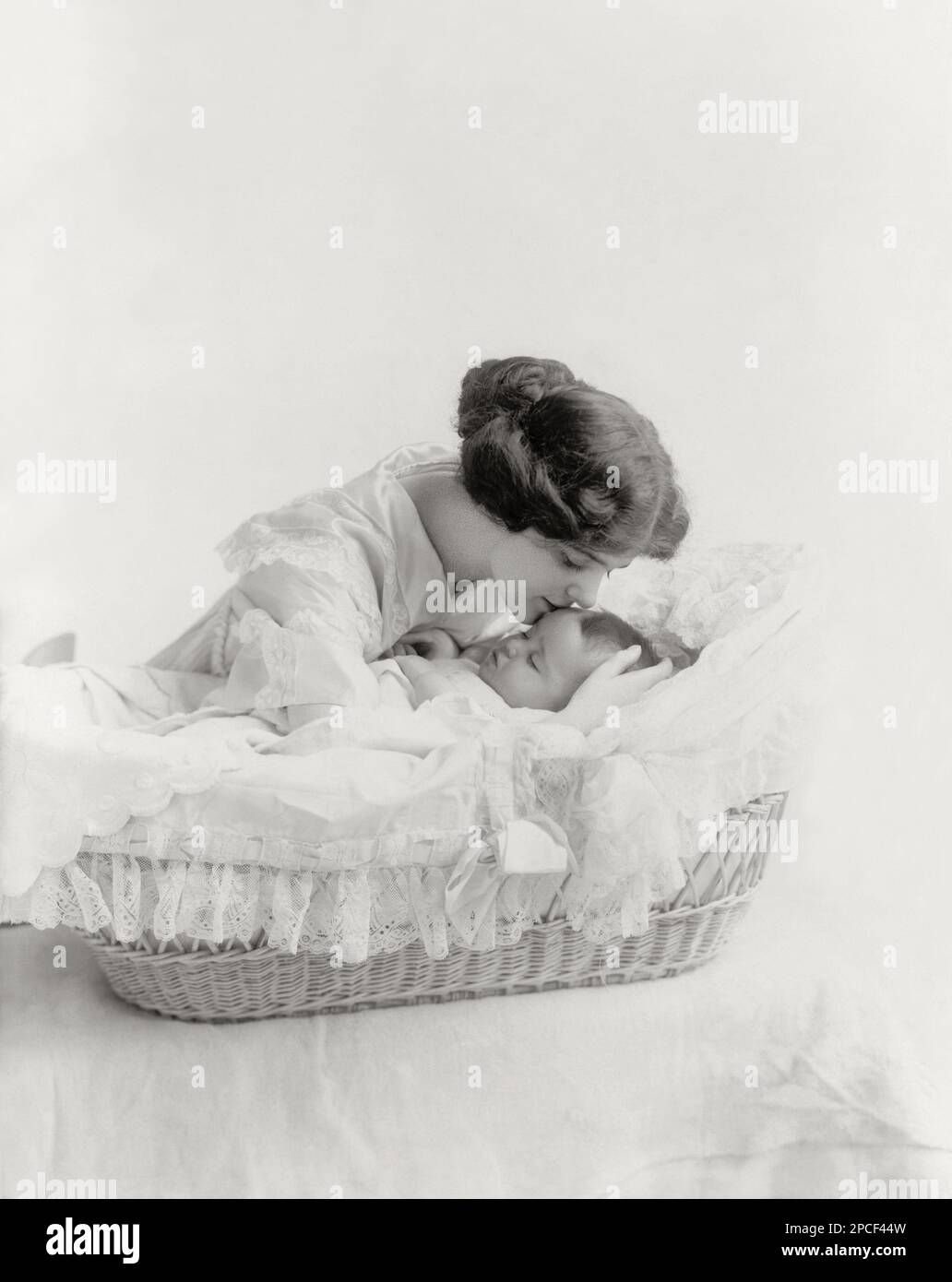 1912 , USA : Junge Frau küsst Baby im Körbchen . Foto von Stadler , New York und Chicago , USA - FAMILIE - FAMIGLIA - MAMMA - MADRE - MUTTER - LIEBE - AMORE MATERNO - FIGLIO - SOHN - - KISS - BACIO - SENTIMENTAL - SENTIMENTALE - ROMANTISCH - ROMANTICO - FOTO STORICHE - GESCHICHTSFOTOS - - KIND - CULLA - SONNO - TRAUM - ADDORMENTATO - Träumen - BAMBINO - BAMBINI - KINDER - BABY - KINDHEIT - KINDHEIT - KINDHEIT - NOVECENTO - 900er - '900 - MODE - MODA - BELLE EPOQUE - Chignon - pizzo - Spitze - BABY - PORTRÄT - RITRATTO ----- Archivio GBB Stockfoto