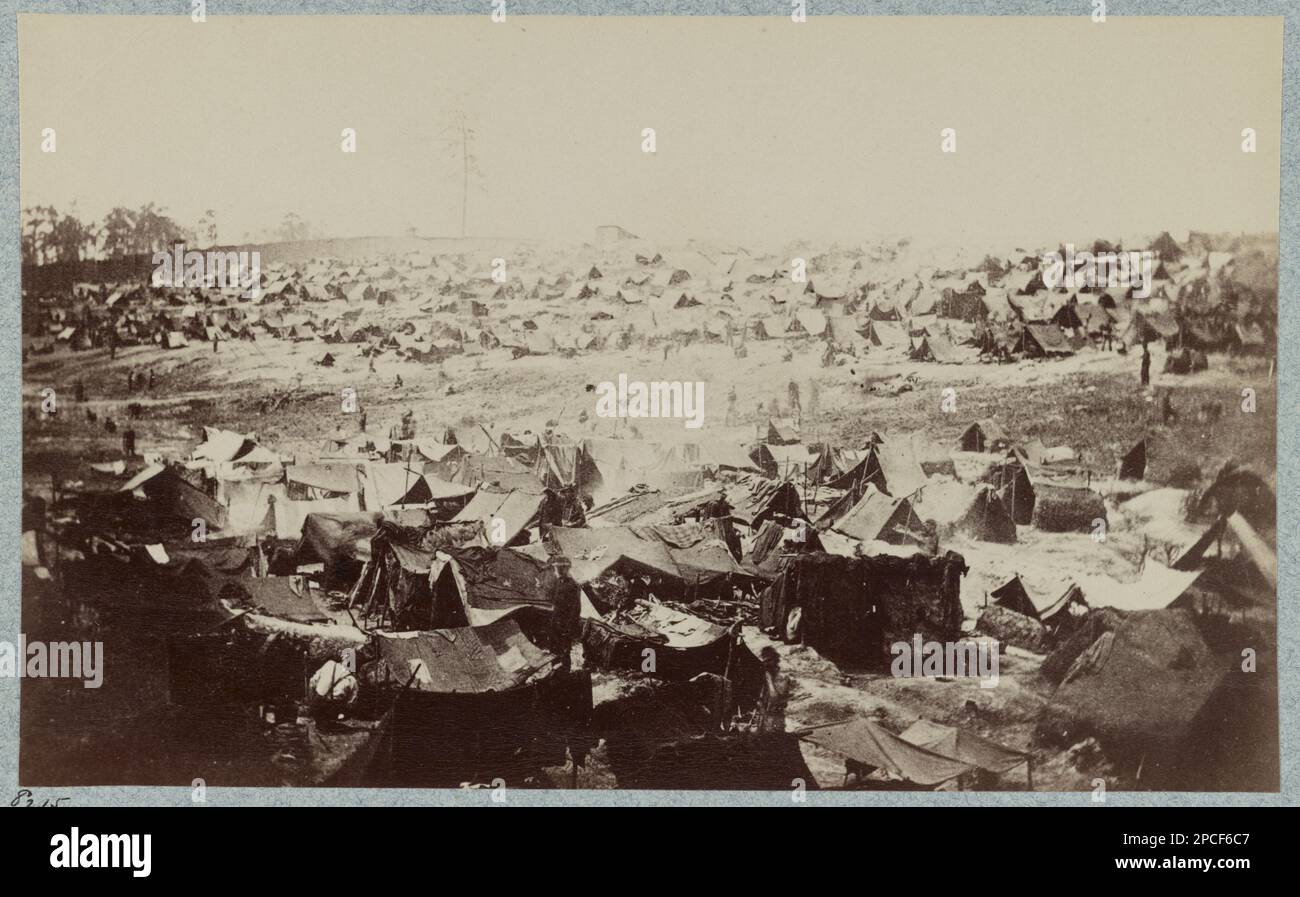 Andersonville Gefängnis, Georgia, 17. August 1864. Nordwestansicht der Häftlinge. Nr. 8215, Titel von Punkt, handgeschrieben auf Verso: „Miller, Vol. VII, S. 75 (Bottom)“, Gift; Oberst Godwin Ordway; 1948. Vereinigte Staaten, Geschichte, Bürgerkrieg, 1861-1865, Vereinigte Staaten, Georgia, Andersonville. Stockfoto