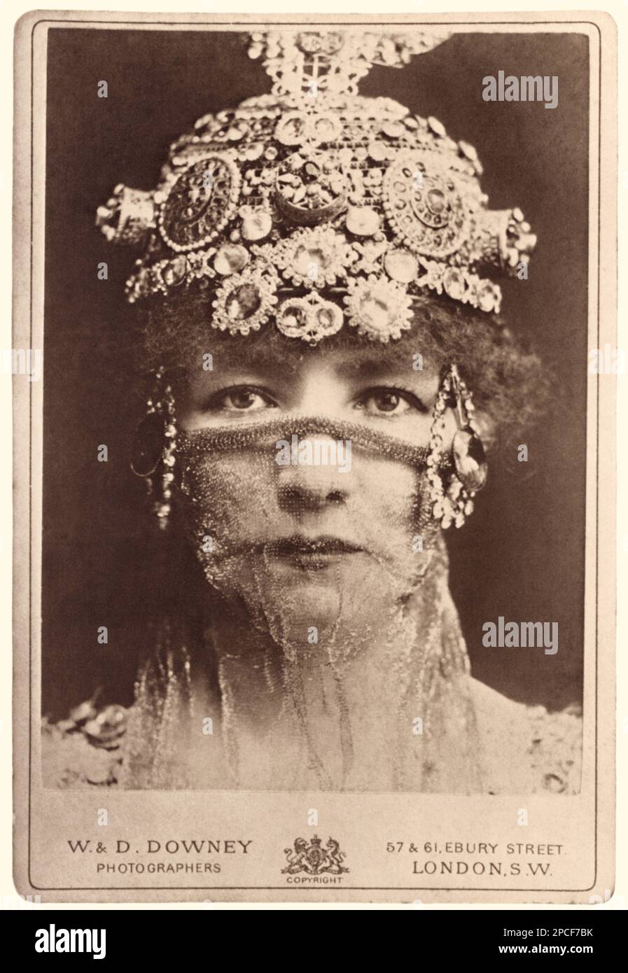 1884 , Paris , Frankreich : die gefeierte französische Schauspielerin SARAH BERNHARDT ( Paris 1844 - 1923 ) in THEODORA von Victorien SARDOU , Musik von Massenet . Foto von Downey , London . - ATTRICE - TEATRO DRAMMATICO - THEATER - Divina - FEMME FATAL - BELLE EPOQUE - gioielli - gioiello - Bijoux - Jewel - Juwelen - Schmuck - Tiara - Bigiotteria - Diamante - diamant - Diamond - Velo - Veil - Chador - attrice - THEATRE - DIVA - DIVINA - VAMP - JUGENDSTIL - GESCHICHTE - Kostüm di scena ---- Archivio GBB Stockfoto