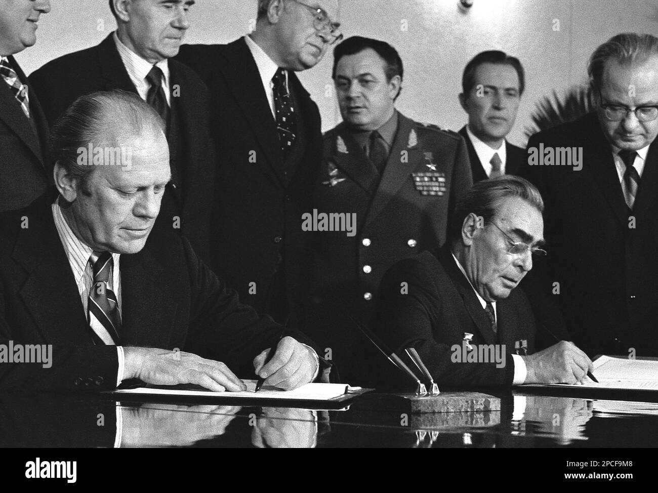 1974 : der russische Politikerpräsident Leonid Iljitsch Breschnev ( 1906 - 1982 ) und der US-Präsident GERALD FORD ( 1913 - 2006 ) unterzeichnen nach Gesprächen über die Begrenzung strategischer Offensivwaffen ein gemeinsames Kommuniqué. Das Dokument wurde in der Konferenzhalle des Okeansky Sanitariums, Wladiwostok, UdSSR, unterzeichnet. Breschnew war von 1964 bis 1982 Generalsekretär der Kommunistischen Partei der Sowjetunion (und damit politischer Führer der Sowjetunion) und diente in dieser Position länger als jeder andere außer Joseph Stalin. Er war zweimal Vorsitzender des Präsidiums des Obersten Sowjets (Staatsoberhaupt), f Stockfoto