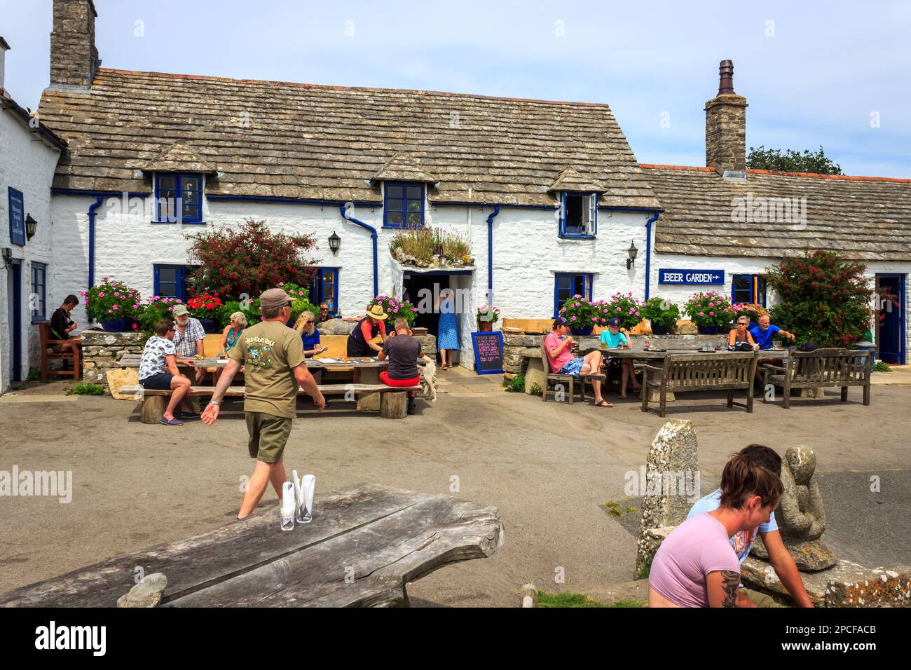 Kneipe, Garten und Kunden im britischen Dorf Stockfoto
