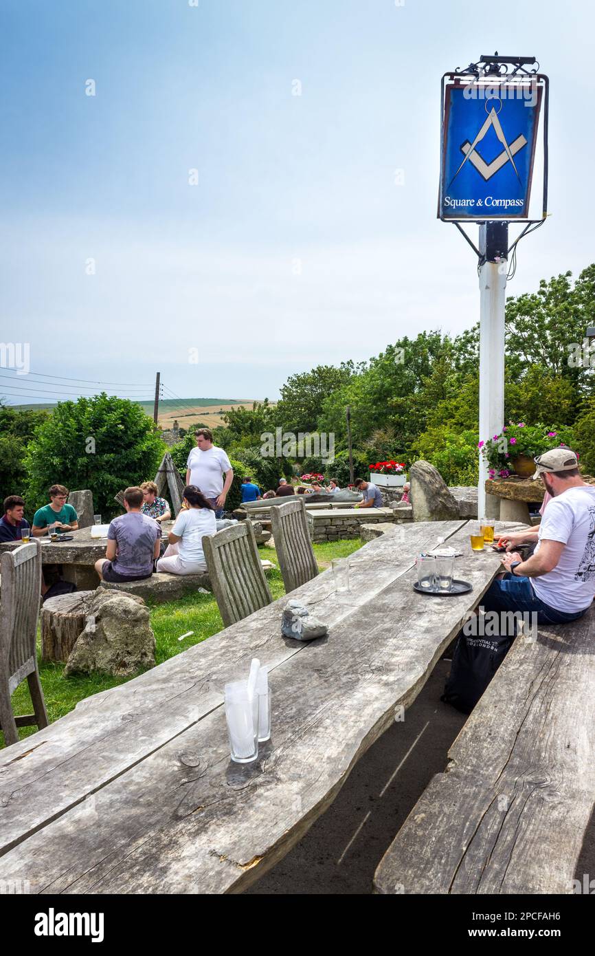Englischer Pub-Garten und Tische Stockfoto