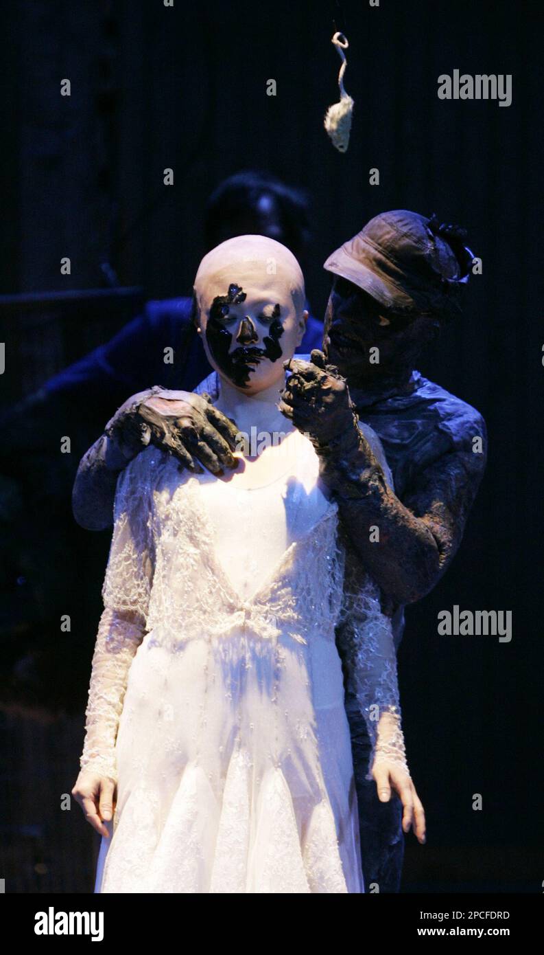 Sachiko Hara in der Rolle der Irina, das Maedchen im Brautkleid und Markus Hering als Frankie, der verbrannte Gast, von links, proben am Donnerstag, 5. Okt. 2006 im Akademietheater in Wien fuer das Stueck "Ende und Anfang" von Roland Schimmelpfennig. Urauffuehrung ist am Samstag, 7. Okt. 2006 unter der Regie von Nicolas Stemann. (AP Photo/Stephan Trierenberg) Stockfoto