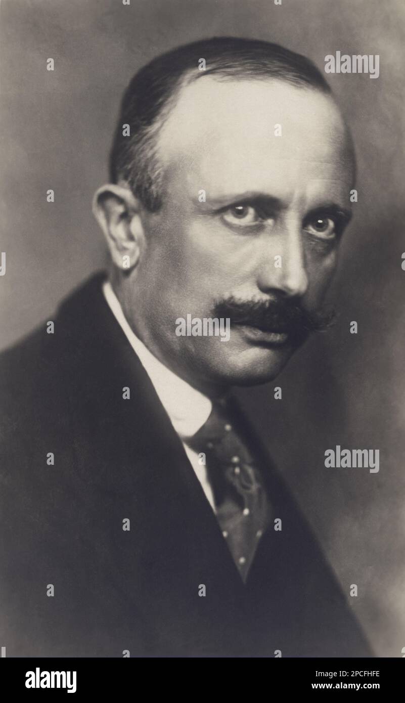 1925 Ca, ITALIEN : der italienische Dramatiker , Schriftsteller und Dichter ALESSANDRO VARALDO ( 1878 - 1953 ). Varaldo può essere considerato a pieno diritto il capostipite della narrativa' gialla' nella letteratura italiana. Le sue storie, per gran parte ambientate tra Genova e Ventimiglia, sono State tute pubblicate nell'Arco di tempo tra il 1898 e il 1946 .- LETTERATO - SCRITTORE - LETTERATURA - Literatur - Drammaturgo - Dramatist - TEATRO - THEATRE - Commediografo - TEATRO - THEATRE - THEATER - POETA - POESIE - Baffi - Schnurrbart - Krawatte CRAVATTA - GIALLO - GIALLISTA - TRILLER -- Stockfoto
