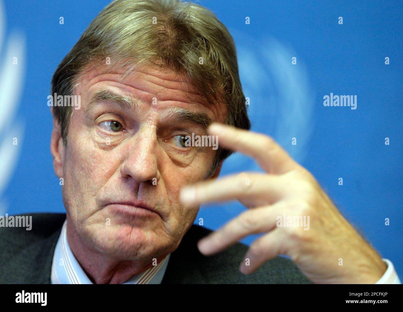 Bernard Kouchner, former French Health Minister, speaks about his candidacy for the post of the Director General of the World Health Organization (WHO), at the United Nations building in Geneva, Switzerland, Thursday, Oct. 5, 2006. (AP Photo/Keystone, Martial Trezzini) Stockfoto