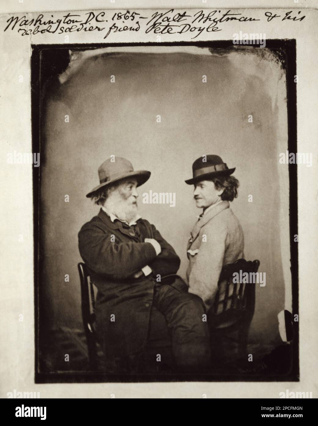 1865 , Washington DC , USA : der berühmteste US-Dichter WALT WHITMAN ( 1819 - 1892 ) Mit seinem aufständischen Freund Pete Doyle - POESIA - POETA - POESIE - POESIE - Portrait - Rituto - Hut - cappello - Weißer Bär - barba bianca - alter Mann - Uomo anziano vecchio - LETTERATURA - LITERATUR - Letterato - SCHWUL - Homosexualität - Omosessualità - LGBT - Omosessuale - Portrait - Rituto - PAZIFIST - PACIFISTA - Coppia - Paar ---- Archivio GBB Stockfoto