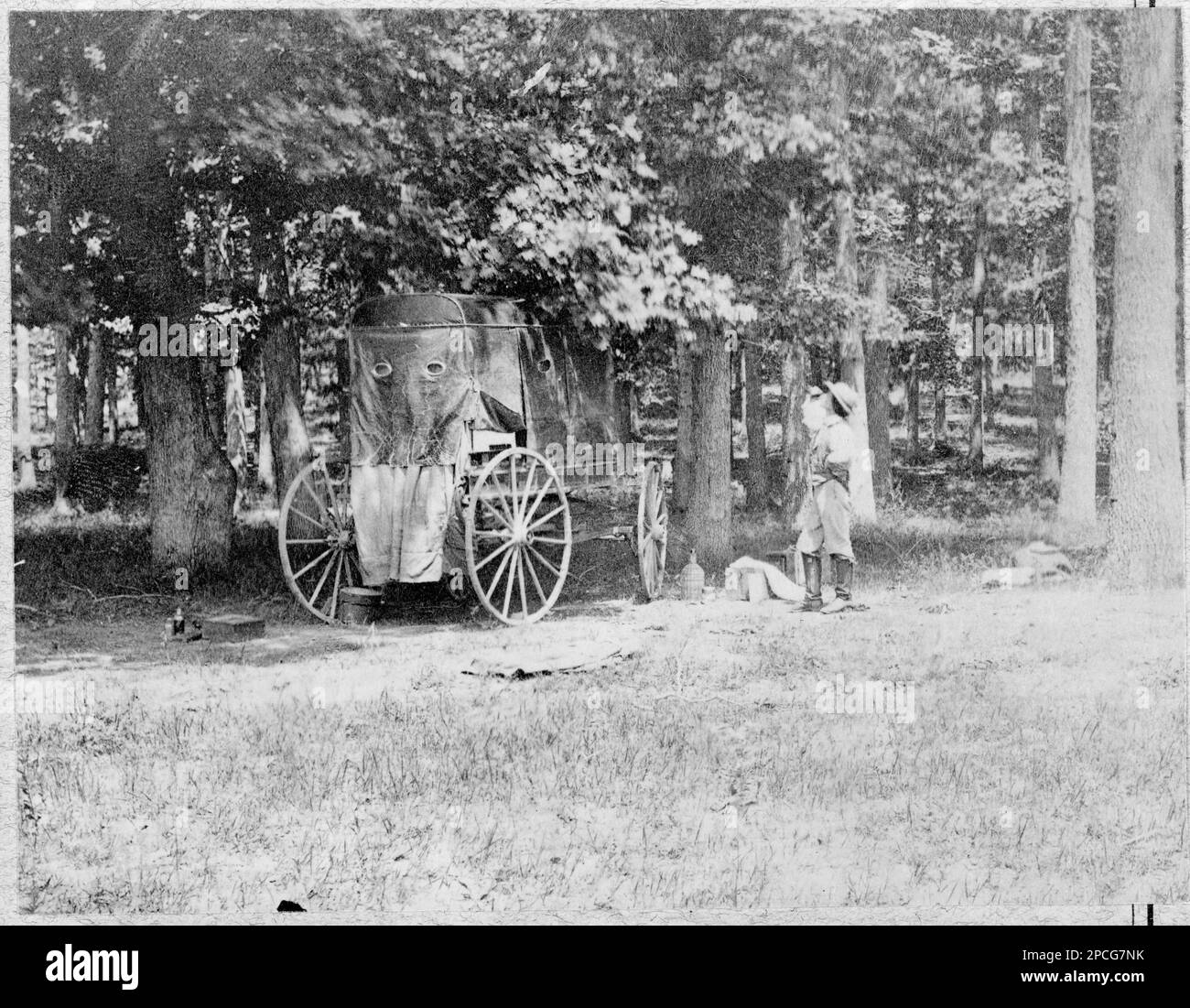 Fotograf in Manassas, 1862. Juli, alternativer Titel Unser Künstler in Manassas, 4. Juli 1862. Nr. 651, Titel von Artikel, alternativer Titel, Fotograf und Datum aus Katalog der fotografischen Vorfälle des Krieges, aus der Galerie von Alexander Gardner..von Bob Zeller, veröffentlicht vom Center for Civil war Photography, c2003, montiert mit 5 anderen Fotos, handgeschrieben auf Verso: Miller, Vol. 1, S. 39, Gift; Oberst Godwin Ordway; 1948, ausgestellt als digitale Kopie in „Not an Ostrich: And Other Images from America's Library“ im Annenberg Space for Photography, 2018; Bereich für Fotografen. Einheit Stockfoto