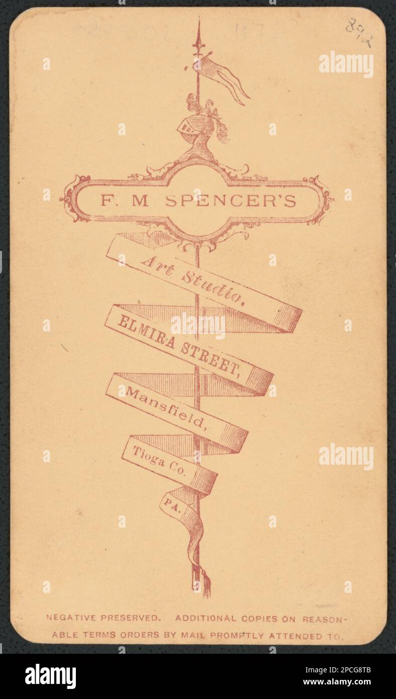 Kriegsveteranen George Washington Brown von Co B, 157. Pennsylvania Infanterie Regiment, mit Cartes de Visite, und Edwin Silas Kellogg von Co A, 89. New York Infanterie Regiment, Trompete, mit Spencer Karabiner-Gewehr auf dem Boden / F.M. Spencer's Art Studio, Elmira Street, Mansfield, Tioga Co., Pa. Liljenquist Family Sammlung von Bürgerkriegsfotos, pp/liljvet. Brown, George Washington, 1840-1897, Kellogg, Edwin Silas, 1840-1913, United States, Army, Pennsylvania Infanterie Regiment, 107. (1862-1865), People, United States, Army, New York Infanterie Regiment, 89. (1861-1865), PE Stockfoto