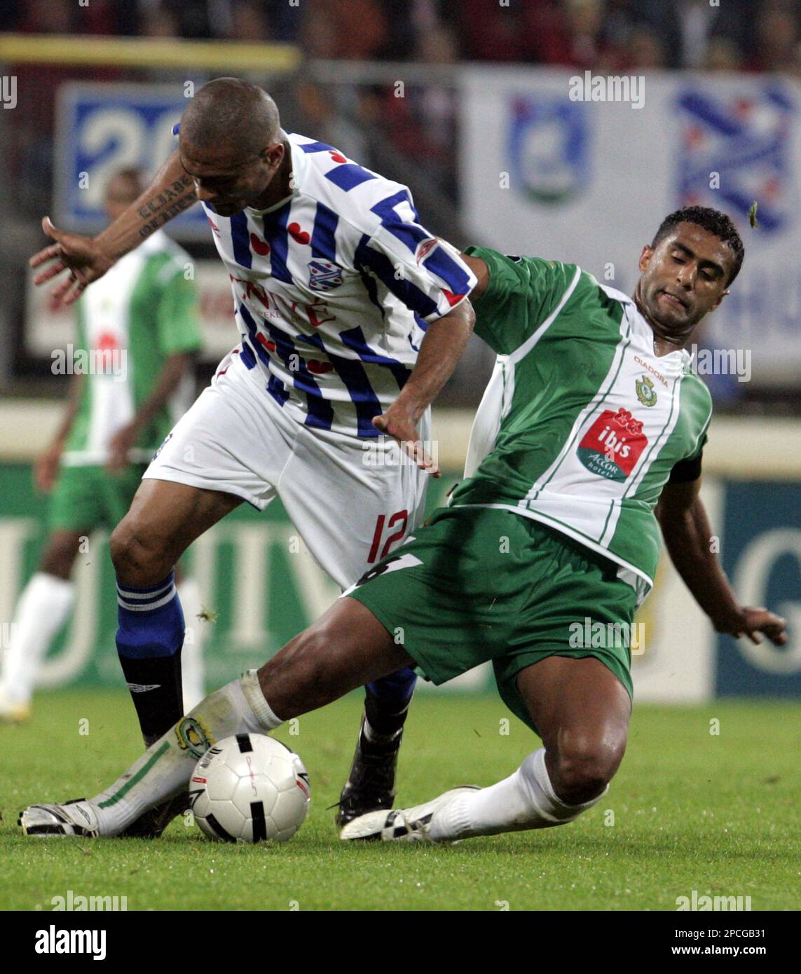 Heerenveen's Alfonso Alves, left, in a duel for the ball with Vitoria Setubal's Sandro Mendes during the UEFA Cup First round second leg soccer match between Heerenveen and Vitoria Setubal at the Abe Lenstra stadium in Heerenveen, the Netherlands, Thursday Sept. 28, 2006. (AP Photo/Fred Ernst) Stockfoto