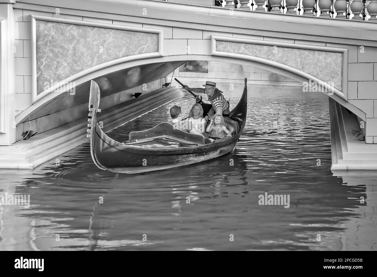 Las Vegas, USA - 17. Juli 2008: Venezianisches Thema mit Gondel auf dem Wasser und Caesars Casino Hotel in Las Vegas, Nevada. Stockfoto