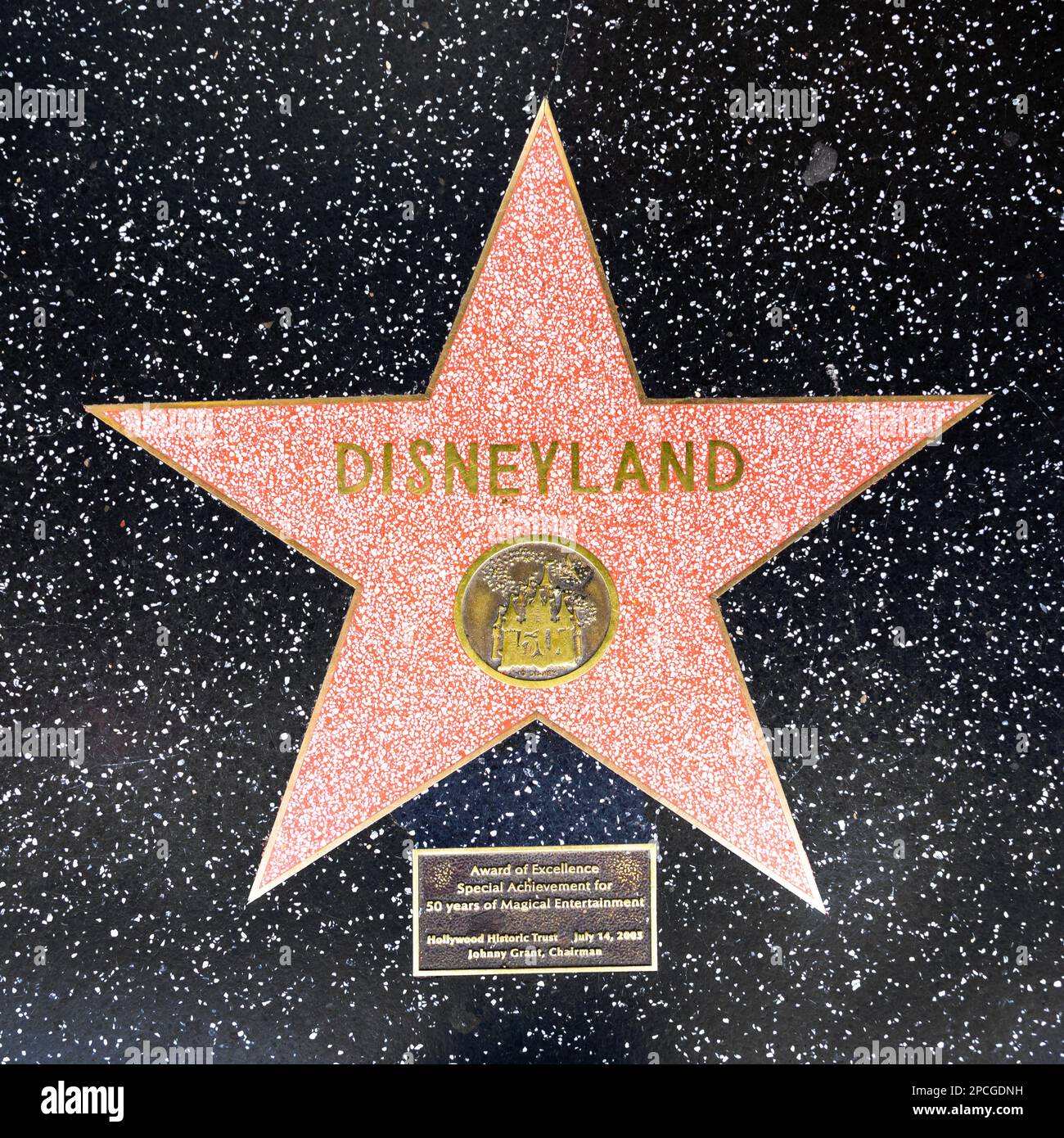 Los Angeles, USA - 5. März 2019: Nahaufnahme von Star auf dem Hollywood Walk of Fame für Disneyland. Stockfoto