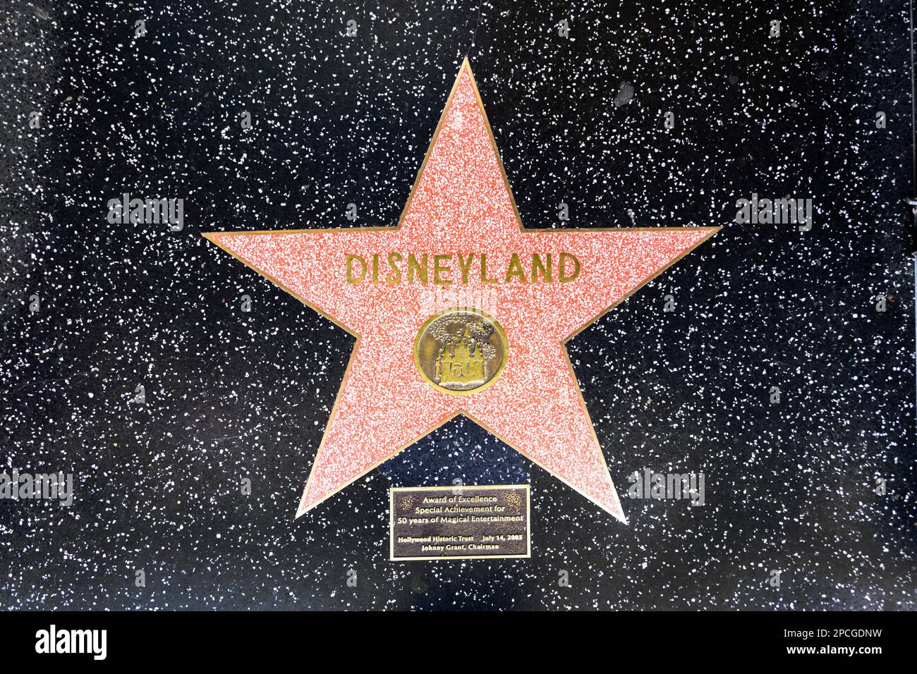 Los Angeles, USA - 5. März 2019: Nahaufnahme von Star auf dem Hollywood Walk of Fame für Disneyland. Stockfoto
