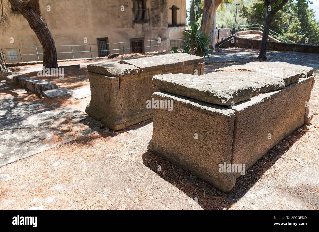 Landschaften des „Sarcofagi“ und des griechischen Theaters in Lipari, Provinz Messina, Italien. Stockfoto