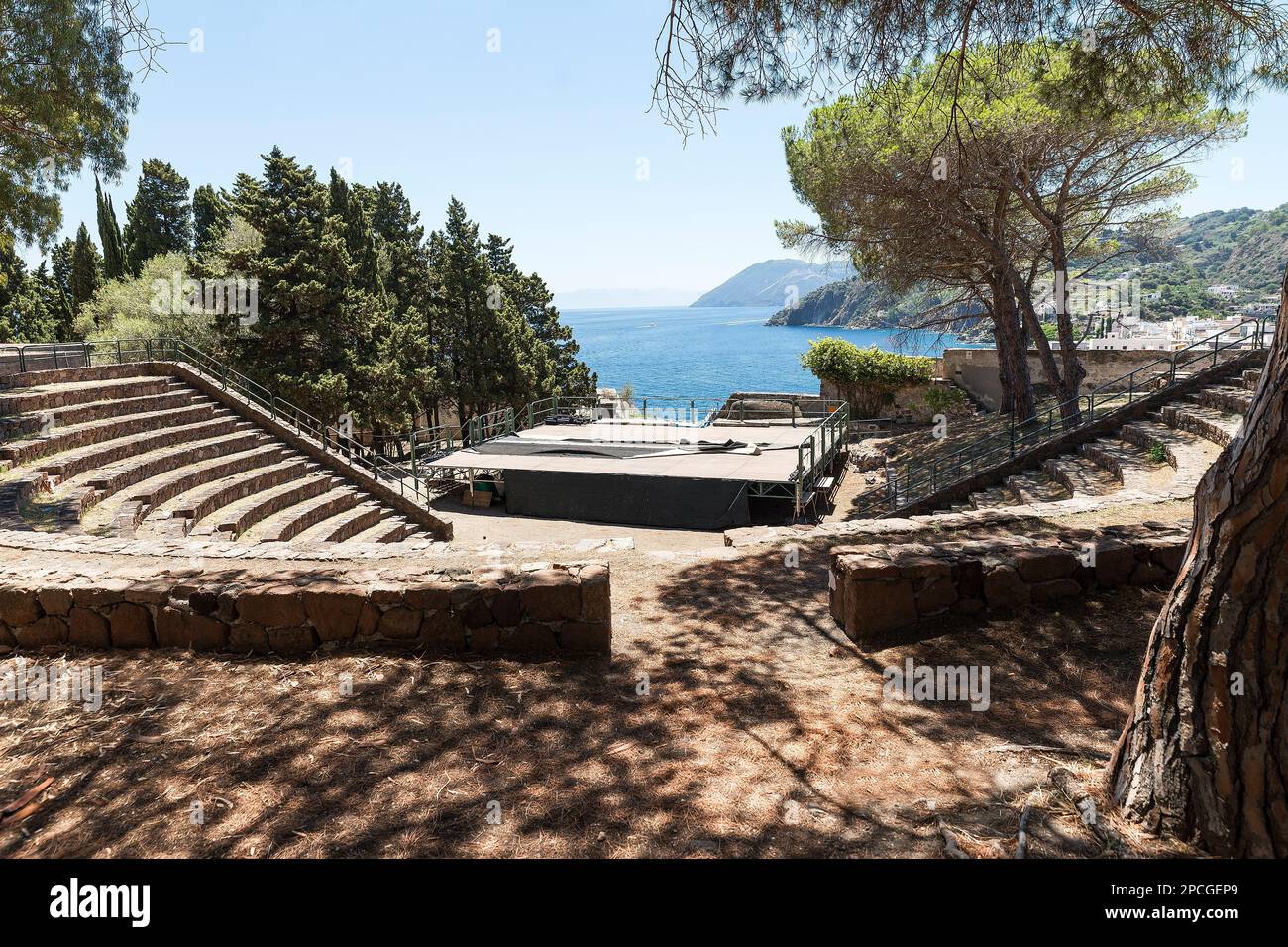 Landschaften des „Sarcofagi“ und des griechischen Theaters in Lipari, Provinz Messina, Italien. Stockfoto