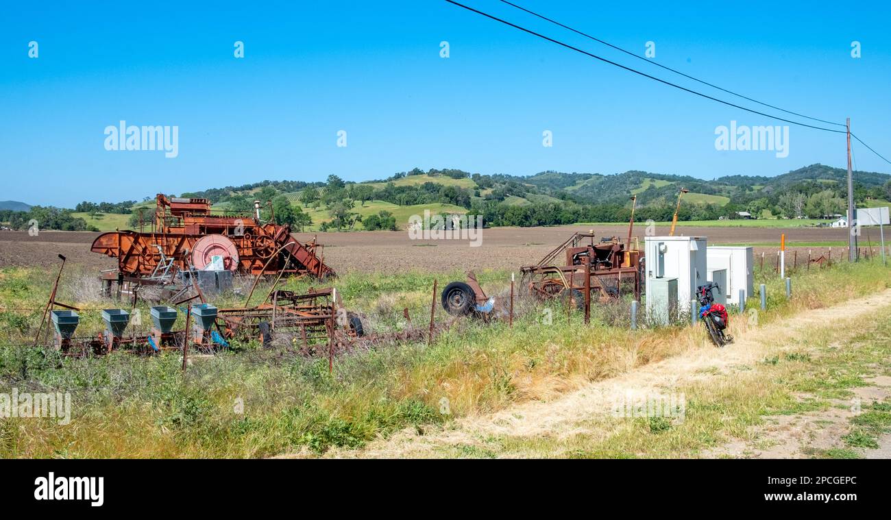 Solvang, USA - 21. April 2019: Alte Erntemaschine auf einem Feld in ländlicher Landschaft außer Betrieb. Stockfoto